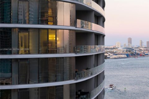 Condominio en venta en Miami, Florida, 3 dormitorios, 228.73 m2 № 2390496 - foto 2