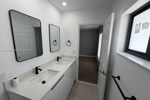 House in Hallandale Beach, Florida 3 bedrooms № 2062524 - photo 10