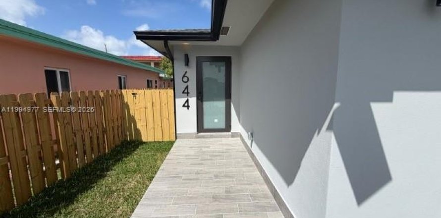 House in Hallandale Beach, Florida 3 bedrooms № 2062524