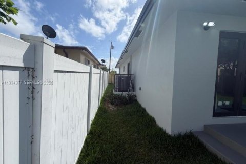 House in Hallandale Beach, Florida 3 bedrooms № 2062524 - photo 4