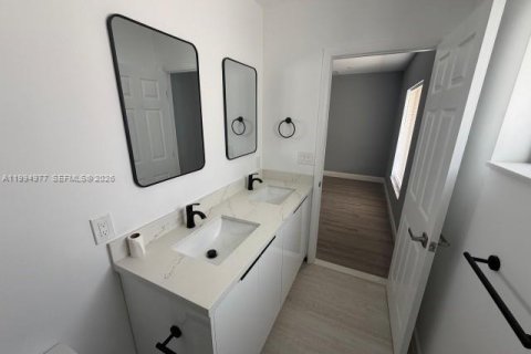 House in Hallandale Beach, Florida 3 bedrooms № 2062524 - photo 12