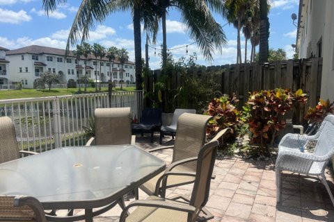 Снять в аренду таунхаус в Дорал, Флорида 4 спальни, 169.18м2, № 1959121 - фото 12