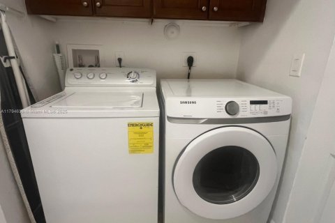 Снять в аренду таунхаус в Дорал, Флорида 4 спальни, 169.18м2, № 1959121 - фото 27