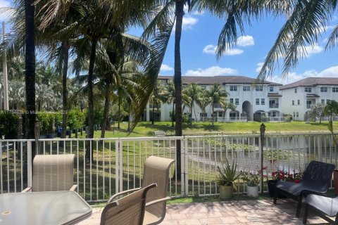 Снять в аренду таунхаус в Дорал, Флорида 4 спальни, 169.18м2, № 1959121 - фото 10