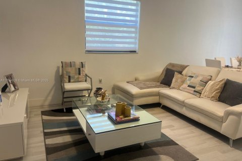 Снять в аренду таунхаус в Дорал, Флорида 4 спальни, 169.18м2, № 1959121 - фото 6