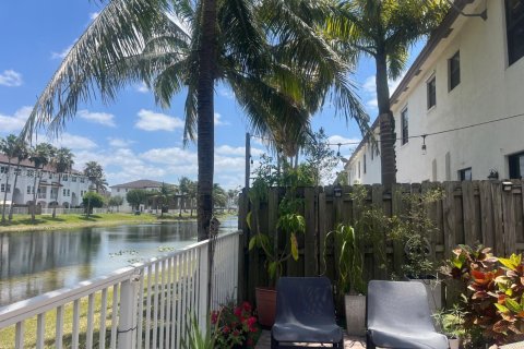 Снять в аренду таунхаус в Дорал, Флорида 4 спальни, 169.18м2, № 1959121 - фото 11