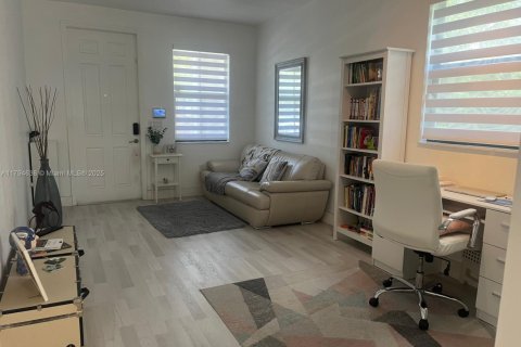 Снять в аренду таунхаус в Дорал, Флорида 4 спальни, 169.18м2, № 1959121 - фото 3