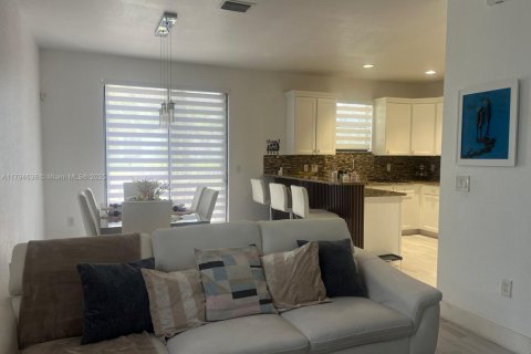 Снять в аренду таунхаус в Дорал, Флорида 4 спальни, 169.18м2, № 1959121 - фото 13