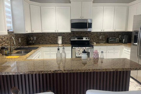 Снять в аренду таунхаус в Дорал, Флорида 4 спальни, 169.18м2, № 1959121 - фото 15