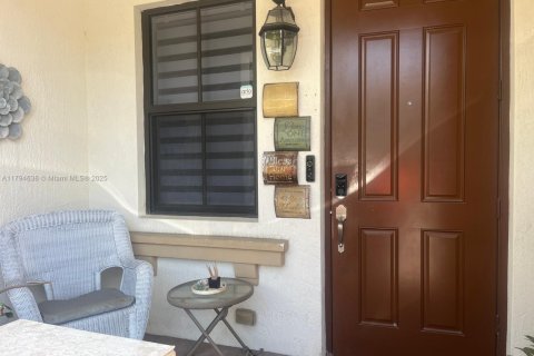 Снять в аренду таунхаус в Дорал, Флорида 4 спальни, 169.18м2, № 1959121 - фото 2