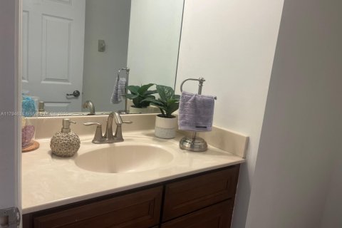 Снять в аренду таунхаус в Дорал, Флорида 4 спальни, 169.18м2, № 1959121 - фото 8