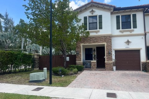 Снять в аренду таунхаус в Дорал, Флорида 4 спальни, 169.18м2, № 1959121 - фото 1