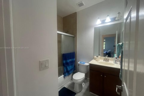 Снять в аренду таунхаус в Дорал, Флорида 4 спальни, 169.18м2, № 1959121 - фото 24