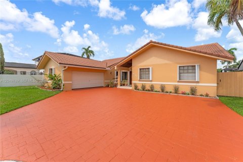 House in Miami, Florida 4 bedrooms, 206.61 sq.m. № 2260495 - photo 2