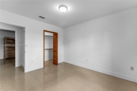 House in Miami, Florida 4 bedrooms, 206.61 sq.m. № 2260495 - photo 21