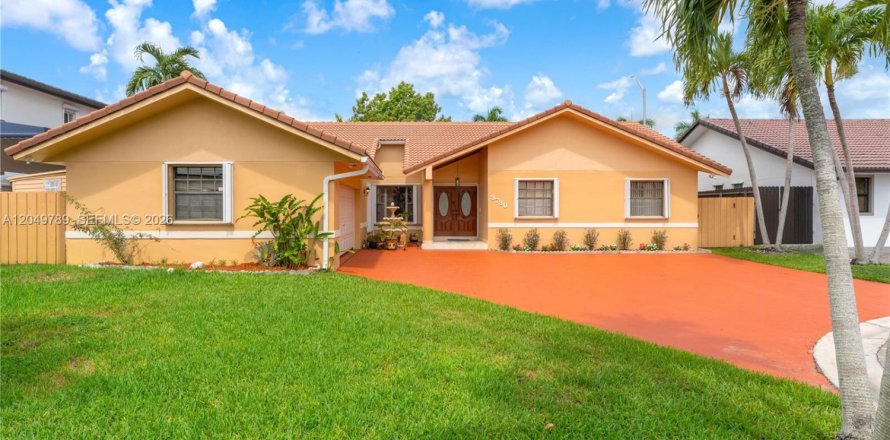 House in Miami, Florida 4 bedrooms, 206.61 sq.m. № 2260495