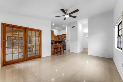 House in Miami, Florida 4 bedrooms, 206.61 sq.m. № 2260495 - photo 11
