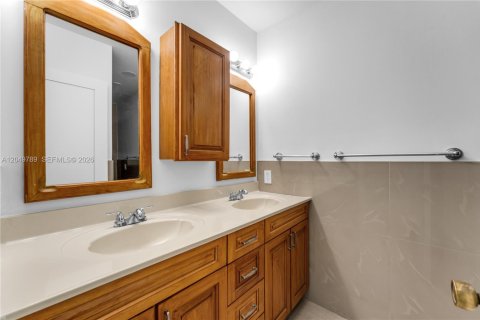 House in Miami, Florida 4 bedrooms, 206.61 sq.m. № 2260495 - photo 23