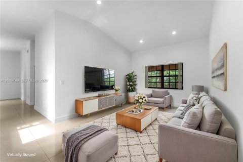 House in Miami, Florida 4 bedrooms, 206.61 sq.m. № 2260495 - photo 5