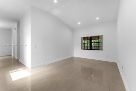 House in Miami, Florida 4 bedrooms, 206.61 sq.m. № 2260495 - photo 4