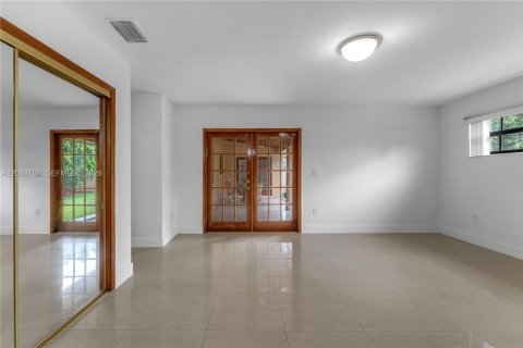 House in Miami, Florida 4 bedrooms, 206.61 sq.m. № 2260495 - photo 28