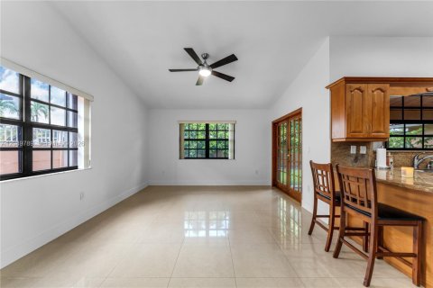 House in Miami, Florida 4 bedrooms, 206.61 sq.m. № 2260495 - photo 10