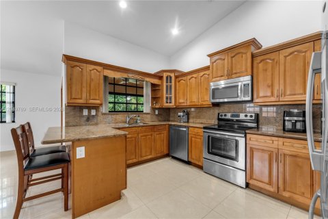 House in Miami, Florida 4 bedrooms, 206.61 sq.m. № 2260495 - photo 14