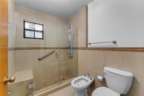 House in Miami, Florida 4 bedrooms, 206.61 sq.m. № 2260495 - photo 30