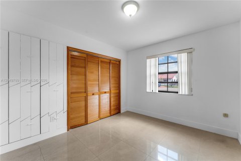 House in Miami, Florida 4 bedrooms, 206.61 sq.m. № 2260495 - photo 18