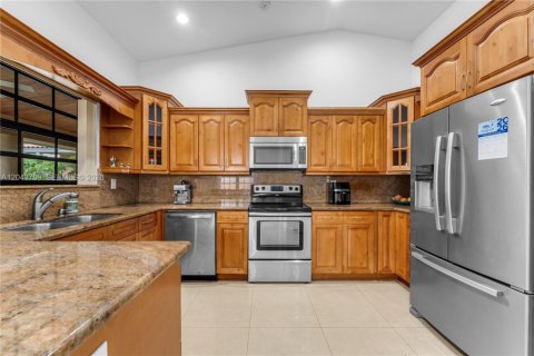 House in Miami, Florida 4 bedrooms, 206.61 sq.m. № 2260495 - photo 13