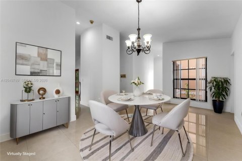 House in Miami, Florida 4 bedrooms, 206.61 sq.m. № 2260495 - photo 9