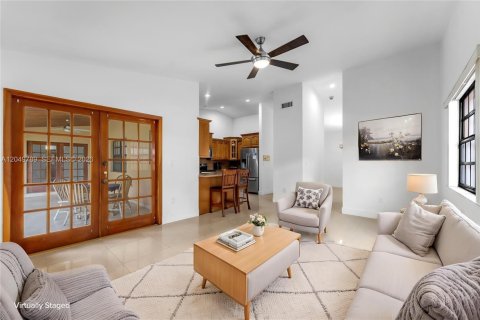 House in Miami, Florida 4 bedrooms, 206.61 sq.m. № 2260495 - photo 12