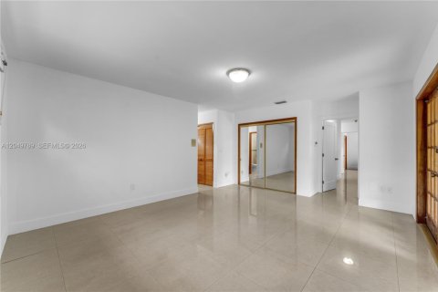 House in Miami, Florida 4 bedrooms, 206.61 sq.m. № 2260495 - photo 27