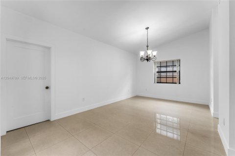 House in Miami, Florida 4 bedrooms, 206.61 sq.m. № 2260495 - photo 7
