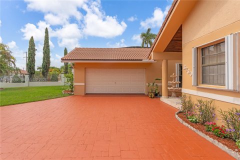 House in Miami, Florida 4 bedrooms, 206.61 sq.m. № 2260495 - photo 3
