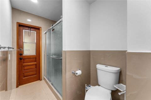 House in Miami, Florida 4 bedrooms, 206.61 sq.m. № 2260495 - photo 24