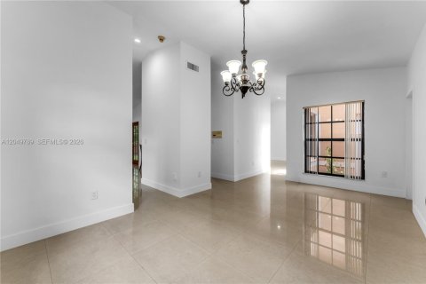 House in Miami, Florida 4 bedrooms, 206.61 sq.m. № 2260495 - photo 8