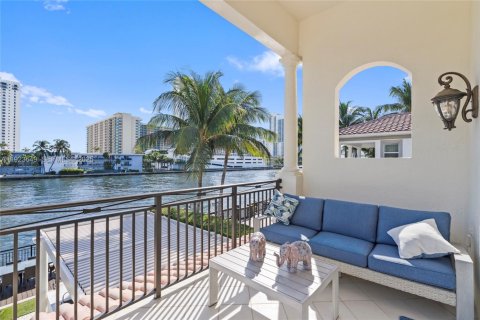 Casa en venta en Hollywood, Florida, 5 dormitorios, 453.55 m2 № 1982077 - foto 19