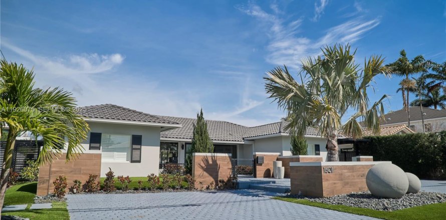 Дом в Форт-Лодердейл, Флорида 3 спальни, 229.1м2 № 1984529