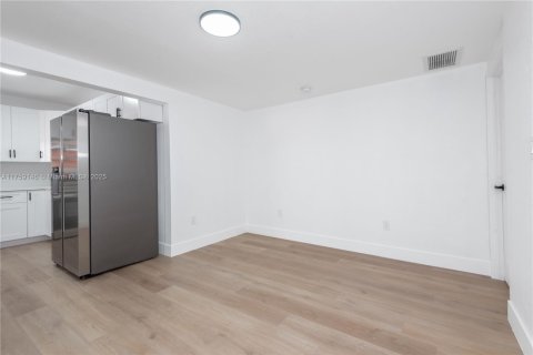 House in North Miami, Florida 3 bedrooms, 163.6 sq.m. № 1716316 - photo 18