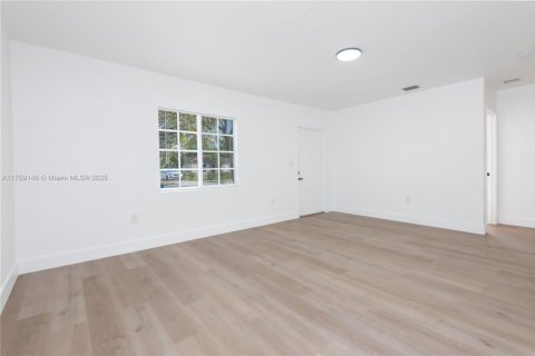 House in North Miami, Florida 3 bedrooms, 163.6 sq.m. № 1716316 - photo 11