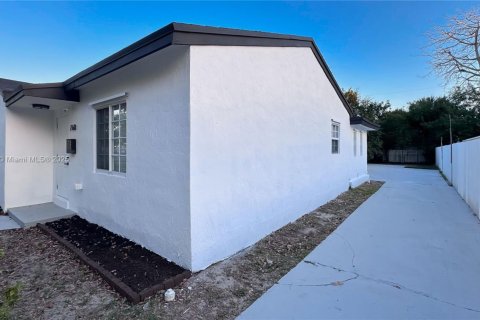 House in North Miami, Florida 3 bedrooms, 163.6 sq.m. № 1716316 - photo 3