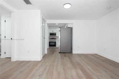 House in North Miami, Florida 3 bedrooms, 163.6 sq.m. № 1716316 - photo 19