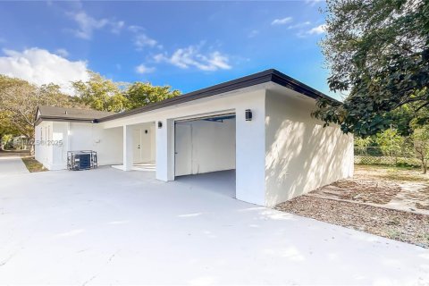 House in North Miami, Florida 3 bedrooms, 163.6 sq.m. № 1716316 - photo 1