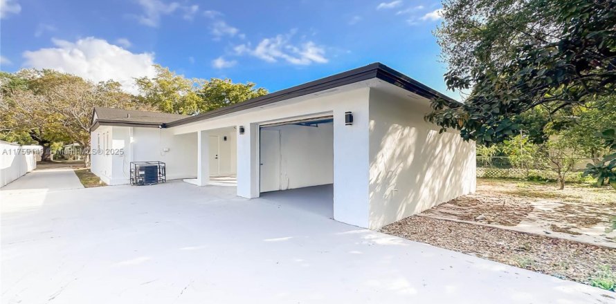 House in North Miami, Florida 3 bedrooms, 163.6 sq.m. № 1716316
