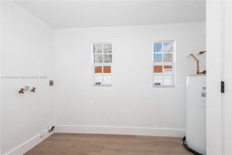 House in North Miami, Florida 3 bedrooms, 163.6 sq.m. № 1716316 - photo 28