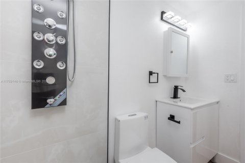 House in North Miami, Florida 3 bedrooms, 163.6 sq.m. № 1716316 - photo 25