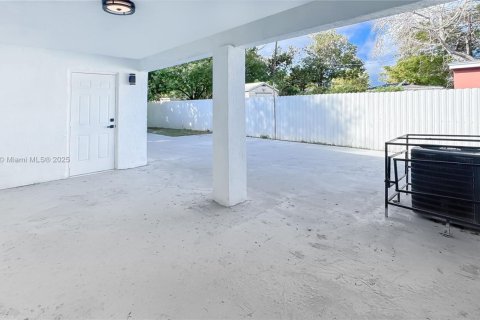 House in North Miami, Florida 3 bedrooms, 163.6 sq.m. № 1716316 - photo 8