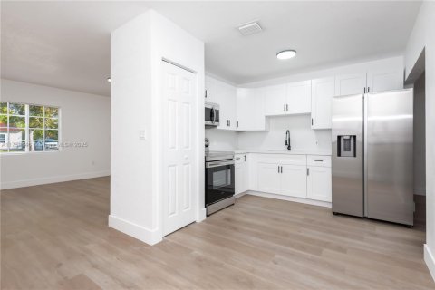 House in North Miami, Florida 3 bedrooms, 163.6 sq.m. № 1716316 - photo 13