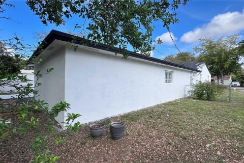 House in North Miami, Florida 3 bedrooms, 163.6 sq.m. № 1716316 - photo 6